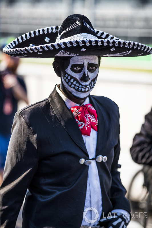 Disfraces del día de muertos en el paddock