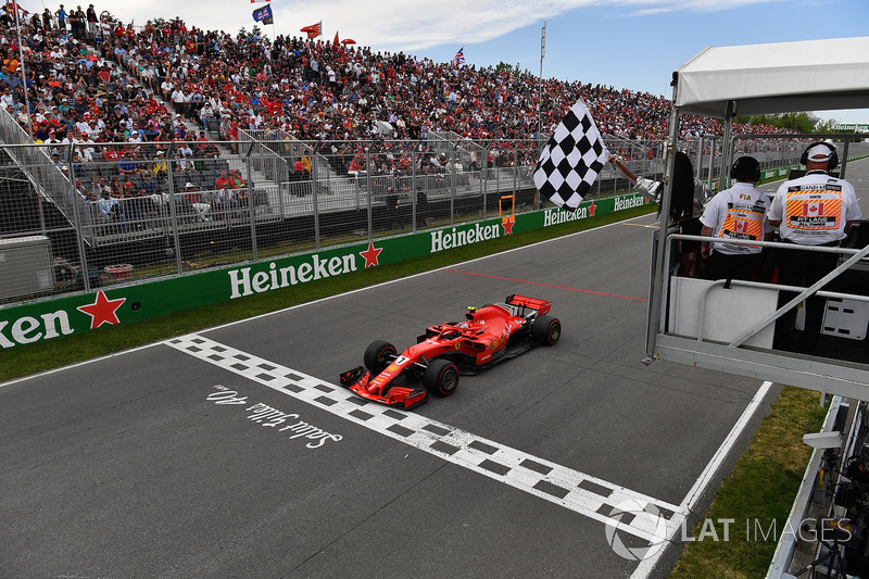 Kimi Raikkonen, Ferrari SF71H, damalı bayrağı sallayan Winnnie Harlow