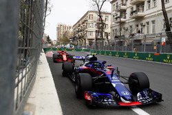 Pierre Gasly, Toro Rosso STR13 Honda, Kimi Raikkonen, Ferrari SF71H