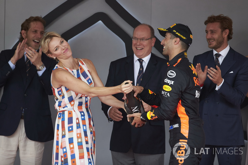 La princesa Charlene y el príncipe Alberto de Mónaco con el ganador de la carrera Daniel Ricciardo, Red Bull Racing, en el podio
