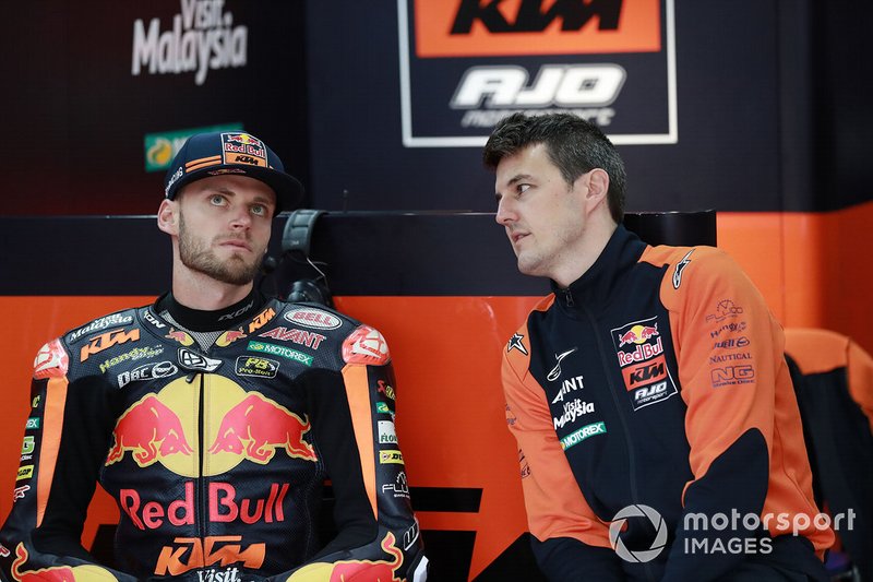 Pembalap Red Bull KTM Factory, Brad Binder, reuni dengan kepala mekaniknya semasa di Moto2, Andres Madrid, pada MotoGP 2021.