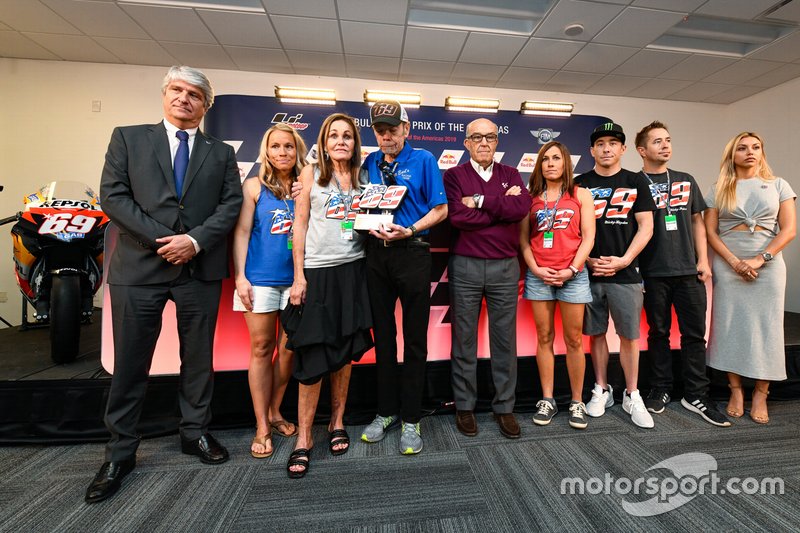 A FIM elnöke, Jorge Viegas Hayden családjával, a Dorna ügyvezető igazgatója, Carmelo Ezpeleta és Hayden menyasszonya, Jackie Marin