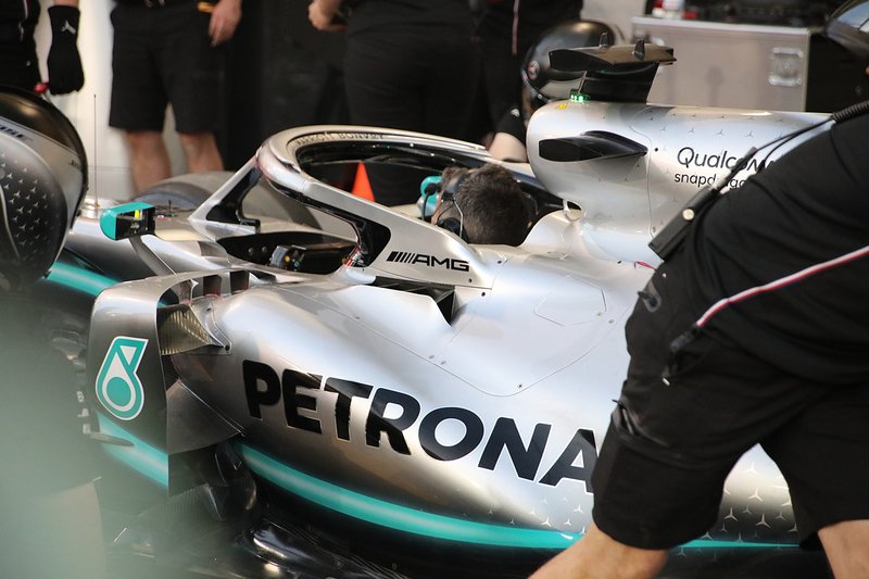 Mercedes W10: il camino dello sfogo d'aria ai lati dell'Halo