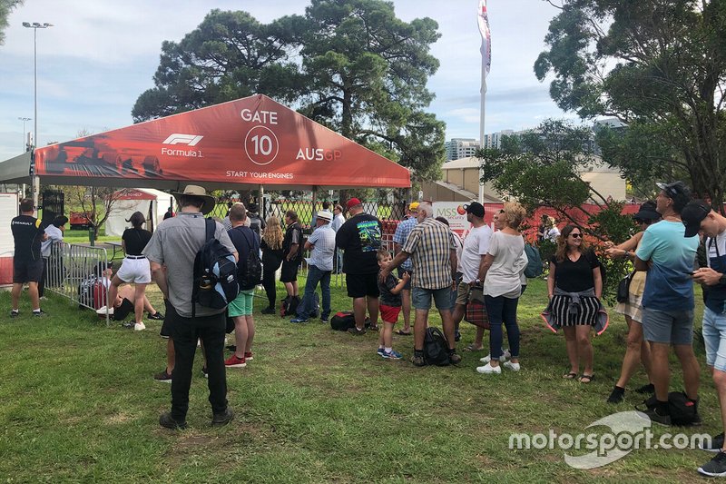 Fila de aficionados en la Puerta 10 de Melbourne