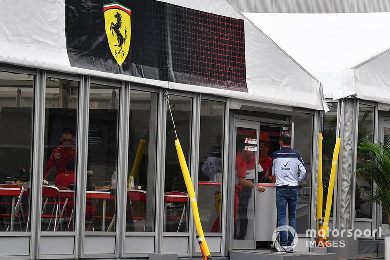 Robert Kubica, Williams, berkunjung ke tenda Ferrari