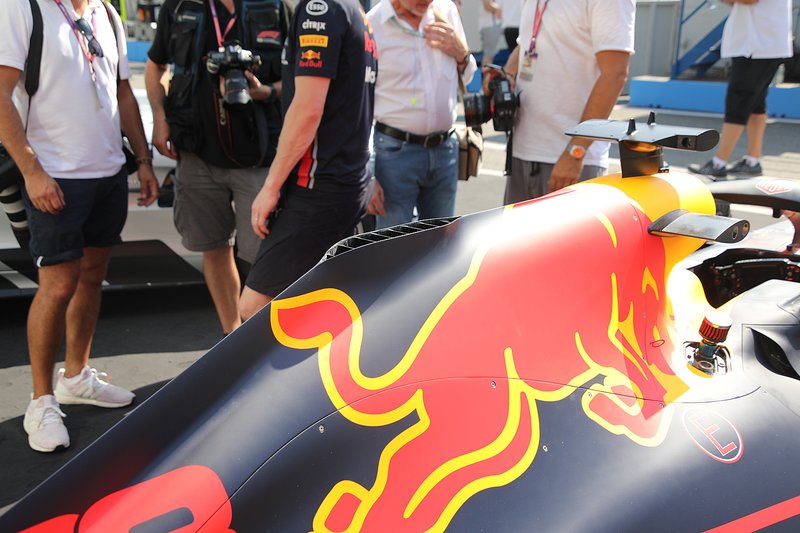 Red Bull Racing RB15, dettaglio dello sfogo sul cofano motore che è stato tolto oggi