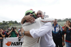 Kampioen Lance Stroll, Prema Powerteam Dallara F312 – Mercedes-Benz met vader Lawrence Stroll