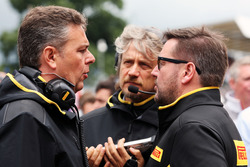 Гоночний менеджер Pirelli Маріо ізола і директор Pirelli Motorsport Пол Хембрі