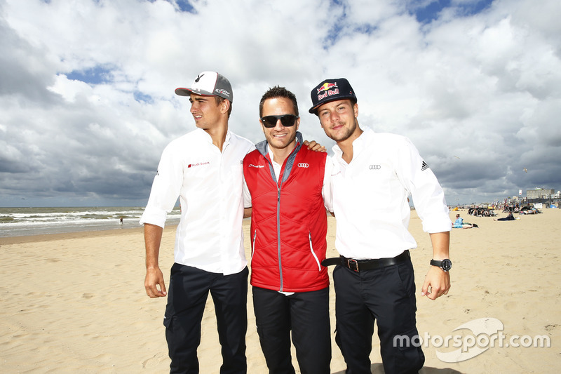 Audi-coureurs Adrien Tambay, Nico Müller en Timo Scheider poseren op het strand