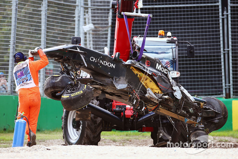 Der zerstörte McLaren wird abtransportiert