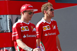 Kimi Raikkonen, Ferrari con il compagno di squadra Sebastian Vettel, Ferrari