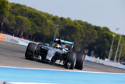 Pascal Wehrlein, Mercedes AMG F1 W07 Hybrid met Pirelli-banden voor 2017