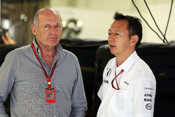 Керівник McLaren Ронн Денніс, голова Honda F1 Programme Юсуке Хасегава