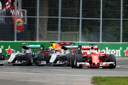 Себастьян Феттель, Ferrari SF16-H випереджає Льюїса Хемілтона, Mercedes AMG F1 W07 Hybrid та Ніко Ро