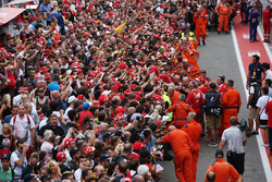 Sebastian Vettel, Ferrari, gibt Autogramme