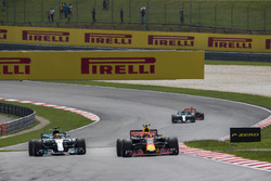 Max Verstappen, Red Bull Racing RB13 ve Lewis Hamilton, Mercedes-Benz F1 W08