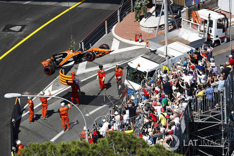 Oficiales de pista mueven el coche de Stoffel Vandoorne, McLaren MCL32