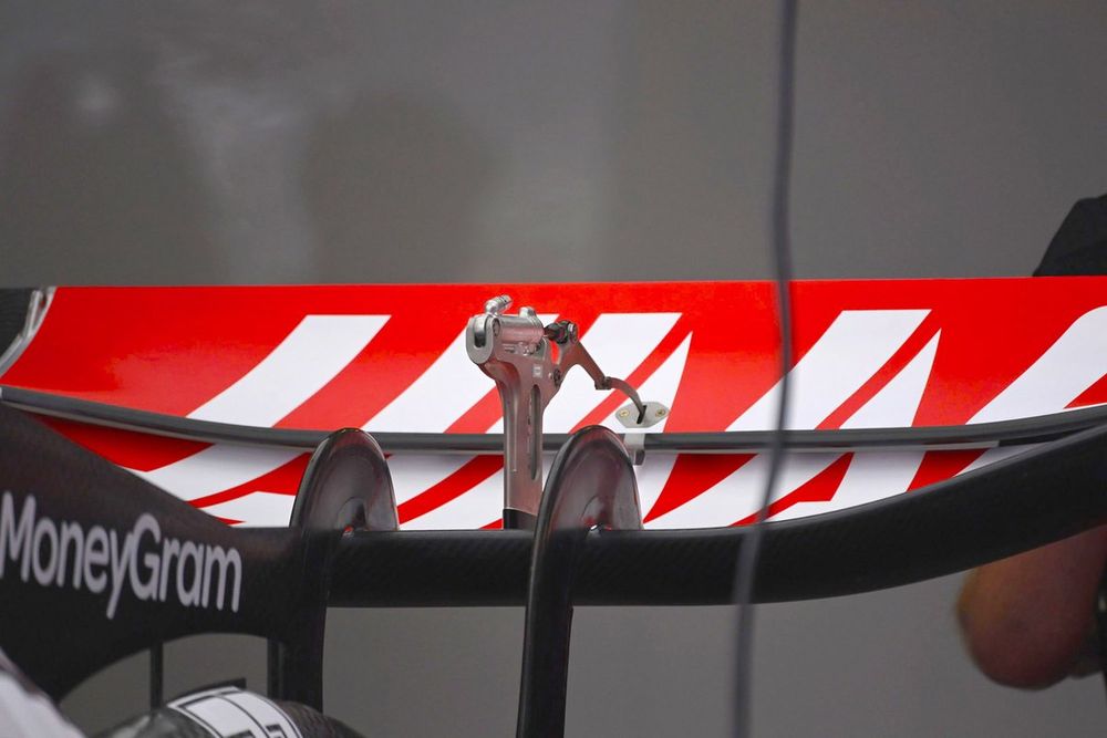 Haas VF-23 alerón trasero y el actuador del DRS