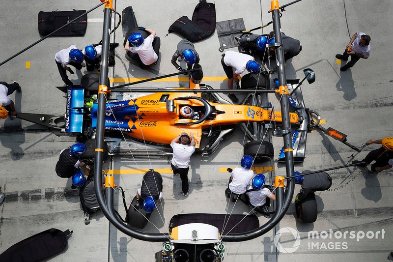 Carlos Sainz jr. a McLaren MCL34-gyel a bokszban
