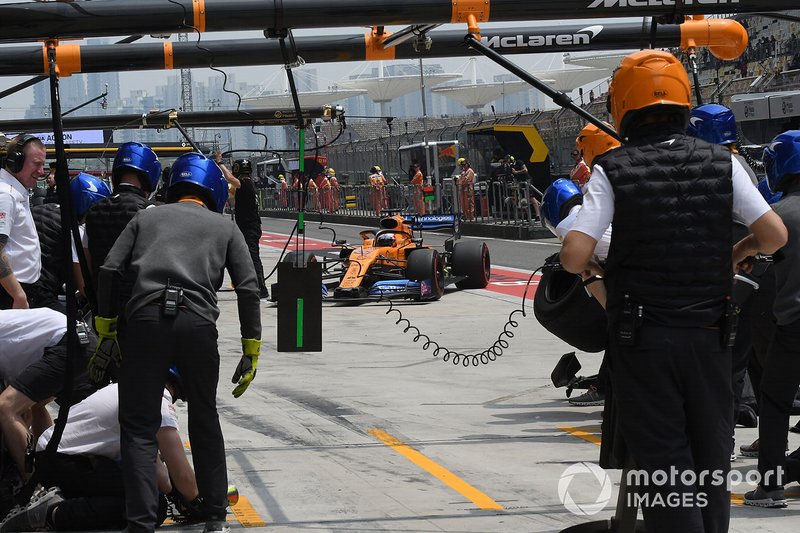 Carlos Sainz Jr., McLaren MCL34, makes a pit stop during practice