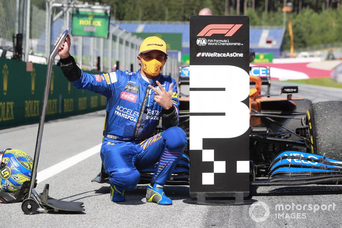 Lando Norris berpose merayakan keberhasilannya meraih podium F1 perdananya dalam GP Austria 2020.