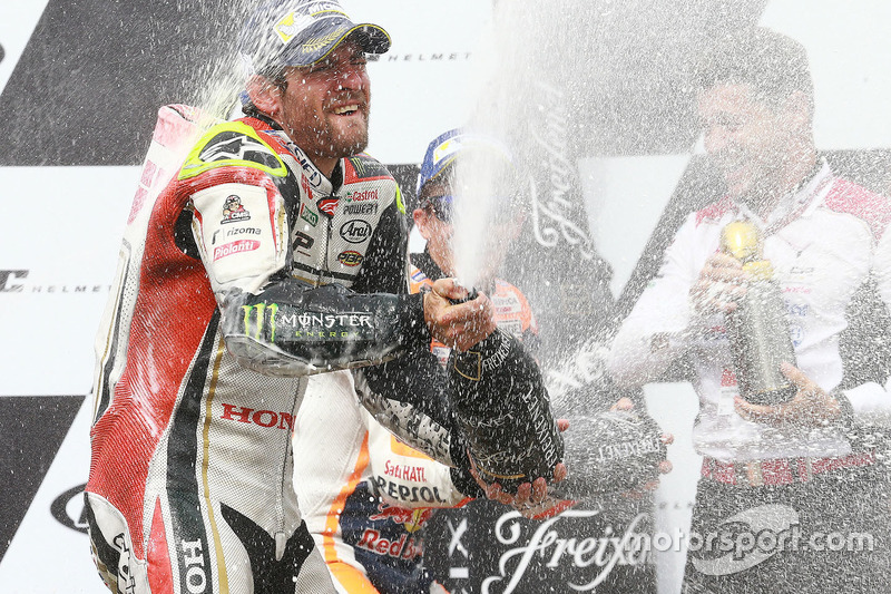 Podio: il vincitore della gara Cal Crutchlow, Team LCR Honda festeggia con lo champagne