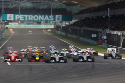 Lewis Hamilton, Mercedes AMG F1 W07 Hybrid aan de leiding bij de start