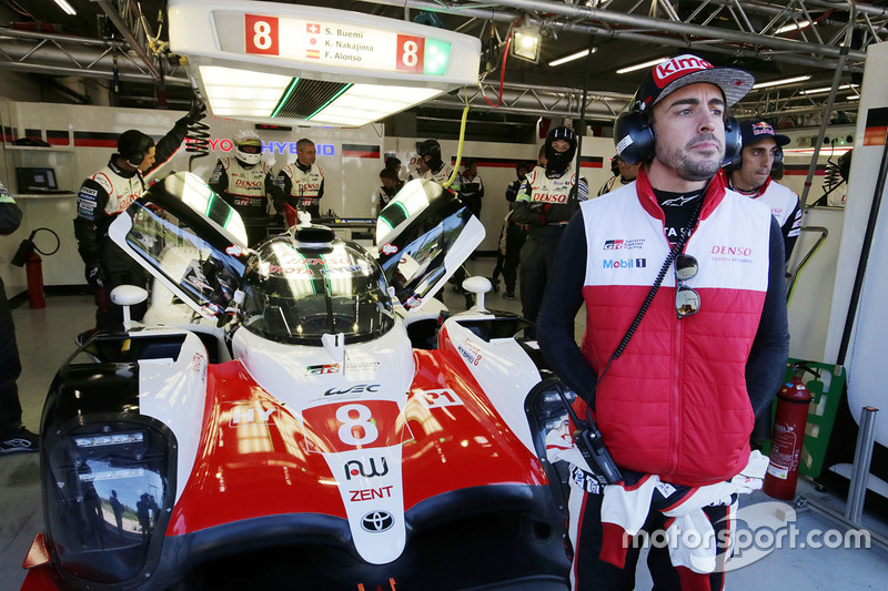 Гонщики Toyota Gazoo Racing Фернандо Алонсо и Себастьен Буэми