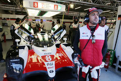 Гонщики Toyota Gazoo Racing Фернандо Алонсо и Себастьен Буэми