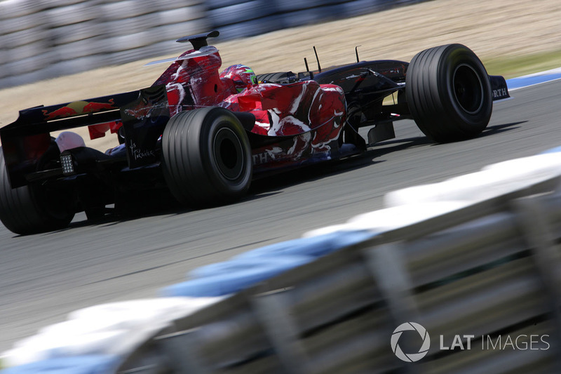 9. <img src="https://cdn-8.motorsport.com/static/img/cfp/0/0/0/100/108/s3/italy-2.jpg" alt="" width="20" height="12" /> Vitantonio Liuzzi, 80 Granded Premios (2005-2007, 2009-2011), el mejor resultado es el 6° lugar en (Corea 2010).