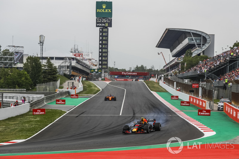Макс Ферстаппен (Red Bull RB14 TAG Heuer) блокує колесо