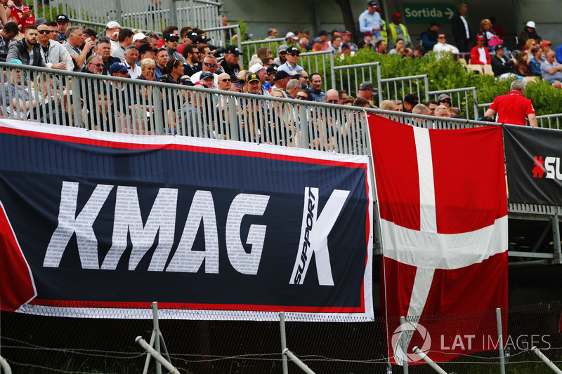 Los fanáticos muestran una pancarta en apoyo de Kevin Magnussen, Haas F1 Team