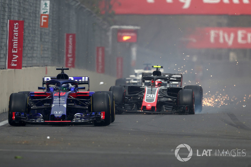 Пьер Гасли, Scuderia Toro Rosso STR13, и Кевин Магнуссен, Haas F1 Team VF-18, после столкновения