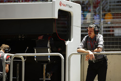 Guenther Steiner, director Haas F1 Team, en el pit wall