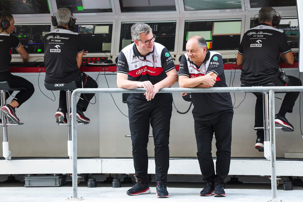Fred Vasseur, ici à droite, sur le muret des stands Alfa Romeo à Abu Dhabi