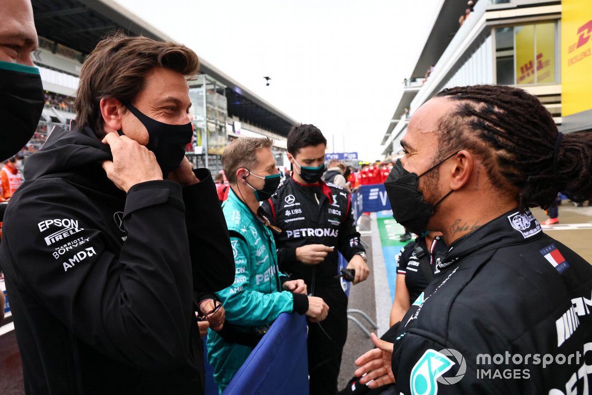 Lewis Hamilton, Mercedes, primo classificato, e Toto Wolff, Team Principal e CEO, Mercedes AMG, festeggiano dopo la gara