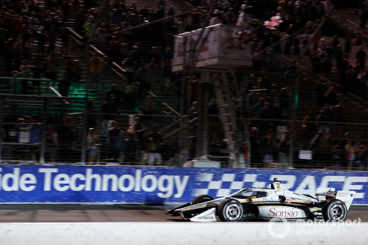 Josef Newgarden, Team Penske Chevrolet, melewati bendera finis pertama dalam IndyCar Gateway 2021.