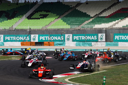 Jake Dennis, Arden International leads Antonio Fuoco, Trident