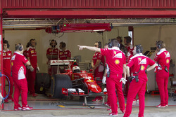 Sebastian Vettel test de Pirelli-banden voor 2017 met de Ferrari SF15-T
