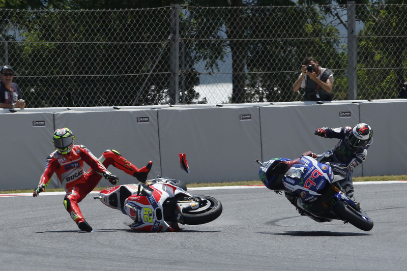 Unfall: Iannone räumt Lorenzo ab