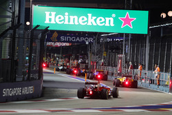 Sebastian Vettel, Ferrari SF16-H achter de safety car