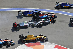 Startcrash mit Marcus Ericsson, Sauber C35, Rio Haryanto, Manor Racing MRT05, Esteban Gutierrez, Haa