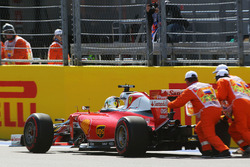 Sebastian Vettel, Ferrari SF16-H stops on the start / finish straight