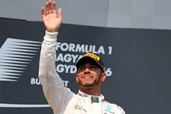 Podium: winnaar Lewis Hamilton, Mercedes AMG F1 Team