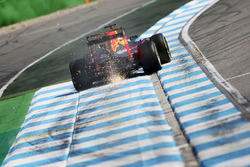 Max Verstappen, Red Bull Racing RB12, mit Funkenflug