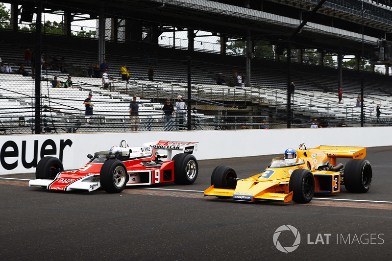 Johnny Rutherford, McLaren M16, y Mario Andretti, McLaren M24