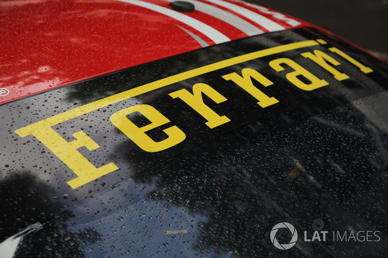 Detalle del logo de Ferrari