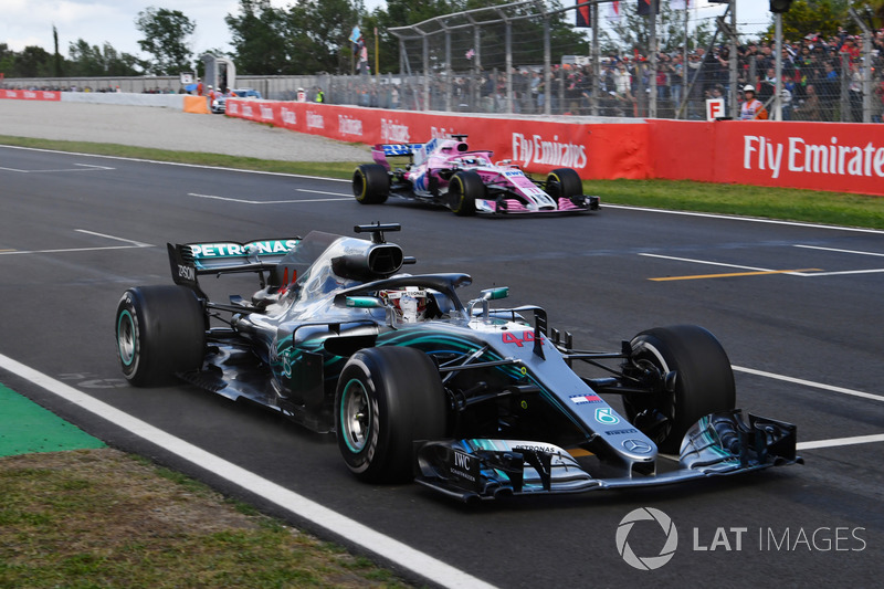 Переможець Льюіс Хемілтон, Mercedes-AMG F1 W09, перетинає фініш