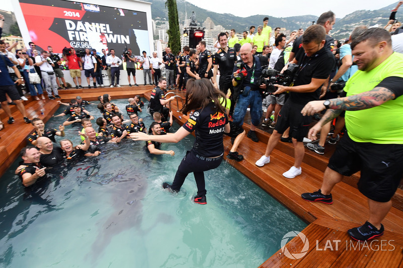A Red Bull fergeteges monacói medencés partija