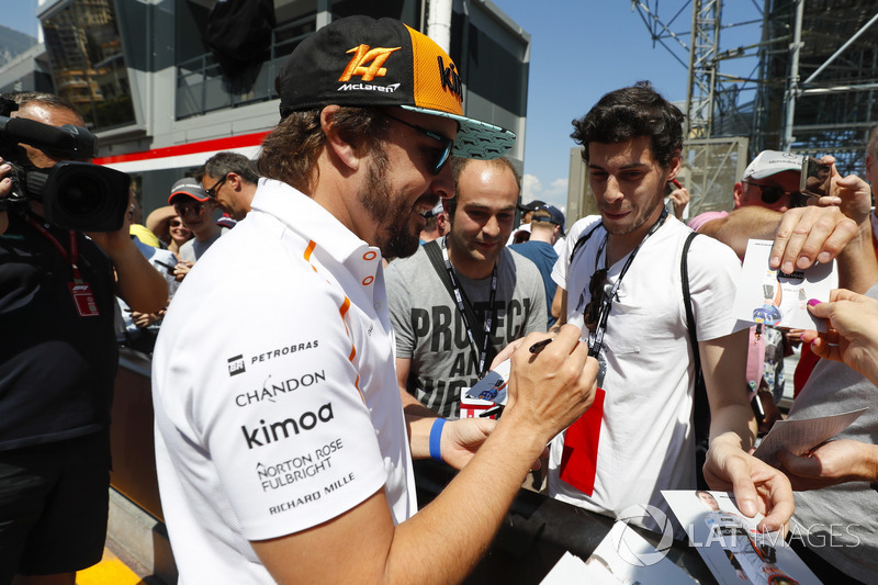 Fernando Alonso, McLaren, signe des autographes
